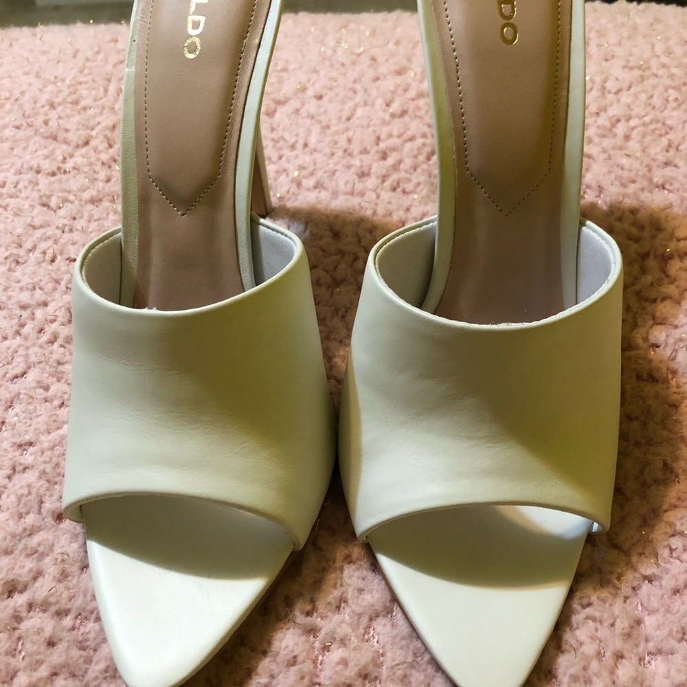 *BRAND NEW* Size 8.5 white beautiful heels.